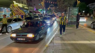Aksarayda Fenerbahçeliler derbi galibiyetini kutladı