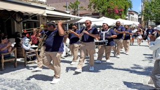 Alaçatı İki Yaka Festivali sokakları karnaval alanına çevirdi