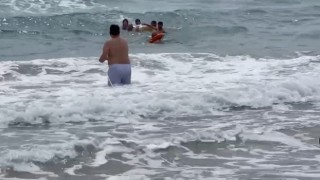 Alanyada boğulma tehlikesi geçiren tatilciler halatlara takılı can simitleriyle kurtarıldı