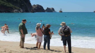 Alanyada turistler sıcak havanın keyfini sahilde çıkardı