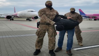Almanyada cinayet şüphelisi olarak aranan Türk, Polonyada uçakta yakalandı