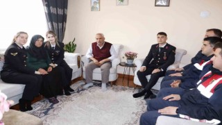 Altıntaşta şehit asker annesine Anneler Günü ziyareti