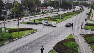 Amasyada 2 otomobilin kavşakta çarpıştığı kaza kamerada