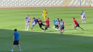 Amasyada amatör maçta kavga: Sahaya çöp kovası atıldı, futbolcular birbirine girdi