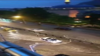Amasyada sağanak yağış yolları göle çevirdi