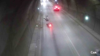 Amasyada tünelde devrilen motosikletten düşerek metrelerce sürüklendiler, kaza anı kamerada