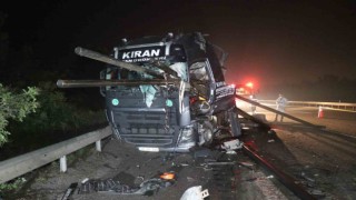 Anadolu Otoyolunda feci kaza: Demir borular tırın ön camından çıktı