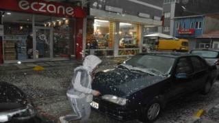Aniden bastıran dolu ilçeyi beyaza bürüdü