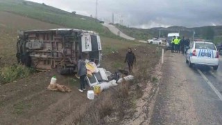 Ankarada minibüs takla attı: 9 yaralı