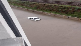 Ankarada sağanak yağış etkili oldu, sokaklar göle döndü