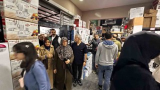 Anneler Günü izdihamı...Yağmura aldırış etmeden kampanya için saatlerce beklediler
