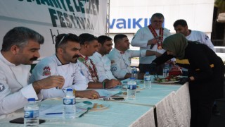 Anneler yer fıstıklı yemek yarışmasında ter döktü