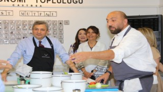 Antalya protokolü Anneler Günü için menemen yarışmasında hünerlerini sergiledi