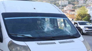 Antalyada öğrencilerin bulunduğu servis aracına sopalı saldırı