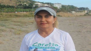 Antalyada ters dönen caretta carettanın yardımına vatandaşlar yetişti