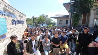 Antalyalı 75 öğrencinin 27 Mayıs darbesinin 64. yıl dönümünde demokrasi yolculuğu