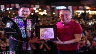 Antalyalı gençler, 19 Mayısı Burak Yeter ile kutladı