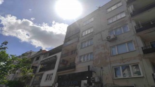 Apartmanın çatısından kopan beton yola düştü