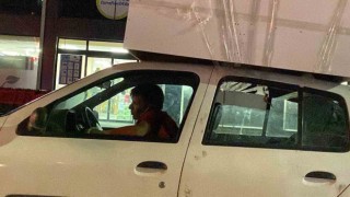 Aracın tavanına koli bandıyla yapıştırdığı dolapla trafikte böyle seyretti