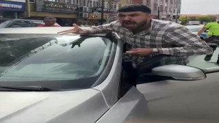 Aracını polisin üzerine sürdü, sonra bağırıp araç camına vurdu