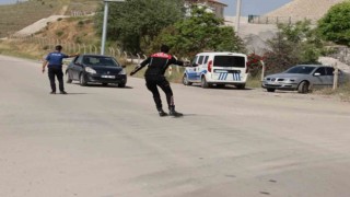 Aracını polislerin üzerine sürdü, hızla ters yola girip böyle kaçtı