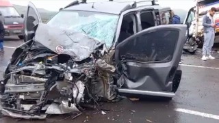 Ardahanda kafa kafaya çarpışan iki araç hurdaya döndü: 2 yaralı