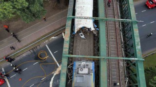 Arjantinde yolcu treni boş trene çarptı: 90 yaralı