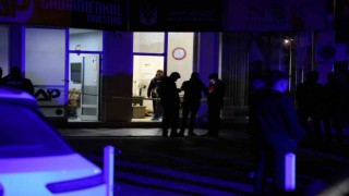 Arkadaşının birini öldürdü, diğerini yaraladı