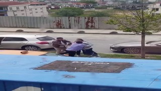 Arnavutköyde sürücülerin trafikte kavga anları kamerada