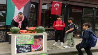 Artvinde öğretim üyesi karpuz dağıtarak İsraili protesto etti