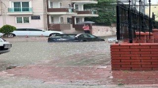 Aşırı yağmur nedeniyle evleri su bastı, kanal ile yol birleşti