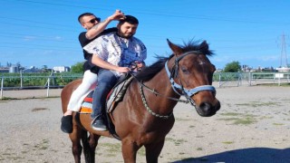 Bunu da yaptılar Adanalı berber at üzerinde tıraş yaptı