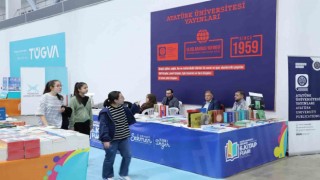 Atatürk Üniversitesi yayınevi, kitap fuarında ziyaretçilerini ağırlıyor