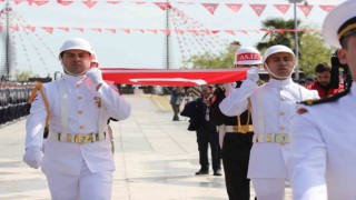 Atatürkü temsil eden bayrak karaya çıktı