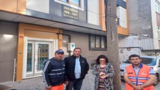 Atık eşyalardan çıkan altın sahibine teslim edildi