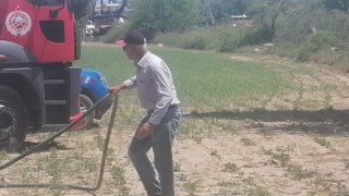 Attığı sigara yangın çıkarınca itfaiye eri gibi çalıştı