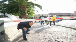 AVMden caddeye bariyer: Vatandaşlar eğilerek altından geçiyor