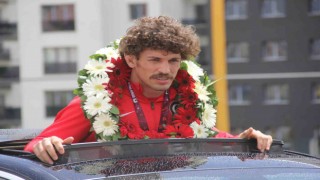 Avrupa ikincisi güreşçi memleketinde coşkuyla karşılandı