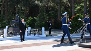 Azerbaycanın ulusal lideri Haydar Aliyev 101. doğum gününde mezarı başında anıldı