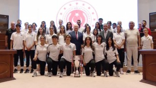 Bakan Güler, Yüksekova Belediyesporun kadın futbolcularını ağırladı