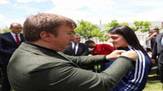 Baküde gümüş madalya kazanan Elvirayı Vali Aydoğdu tebrik etti