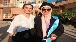 Balıkesirde 5 çocuk annesinin diploma sevinci