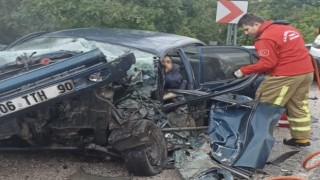 Balıkesirde trafik kazası: Tırın dorsesi otomobili biçti