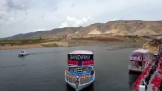 Bandırma Vapuru Hasankeyfte bayraklarla karşılandı