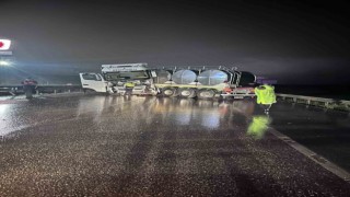 Bariyerlere çarpan tankerde 2 kişi yaralandı