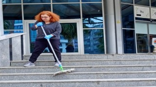 Basın biriminden temizliğe gönderilen gazeteci, mücadelesine destek istedi