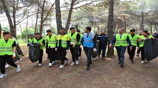 Başkan Bingöl, gençlerle orman temizliği yaptı