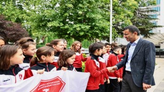 Başkan Çavuşoğlu genç yüzücüleri Antalyaya uğurladı