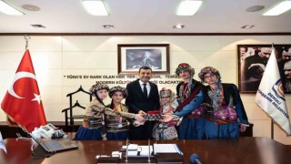 Başkan Çavuşoğluna halk oyunları şampiyonlarını ağırladı