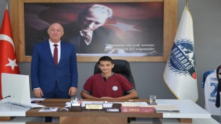 Başkan Kumral koltuğunu gençlere devir etti